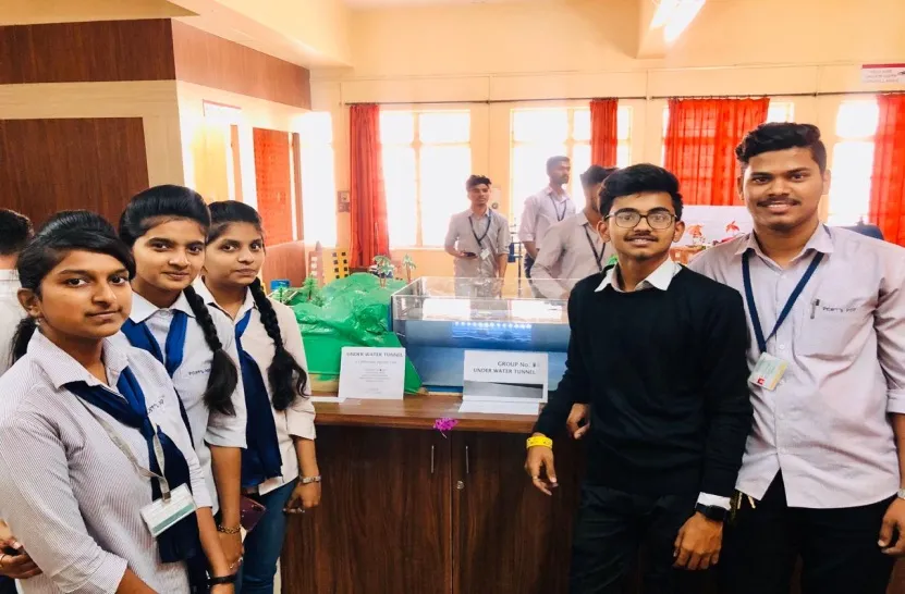 STUDENTS SHOWING THEIR PROJECTS, PCP