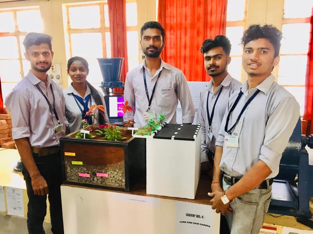 STUDENTS SHOWING THEIR PROJECTS, PCP