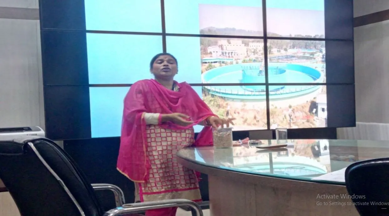 Mrs. Manisha Hingane  Chief chemist interacting with students, PCP
