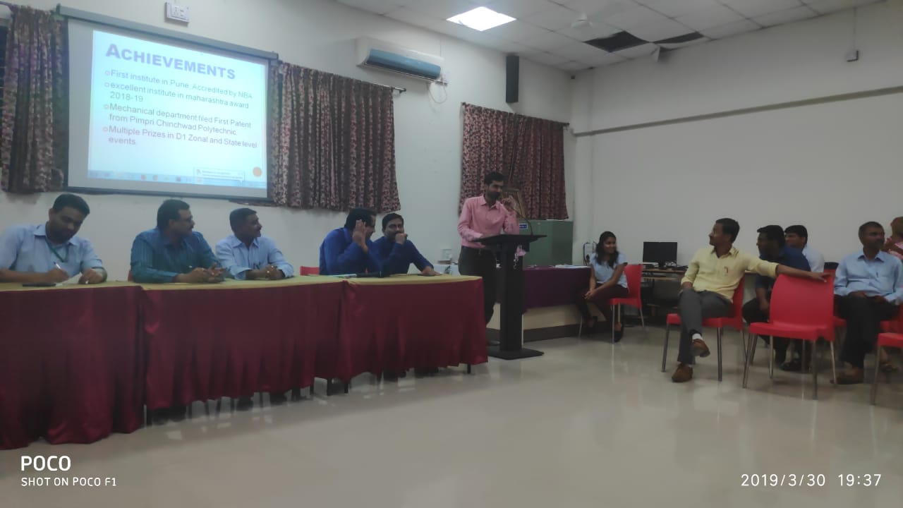 Alumni sharing memories during his college days